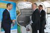 DBU-Mitarbeiter Martin Schulte (l.) führt anlässlich der Ausstellungseröffnung Jochen Flasbarth (M.), Staatssekretär im Bundesumweltministerium, und Prof. Dr. Werner Wahmhoff (r.), Stellvertretender Generalsekretär der DBU, durch die Wanderaustellung Zukunftsprojekt Energiewende. © Biosphäre Potsdam