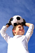 Junge mit Ball © kids.4 pictures fotolia