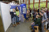 Eine Schulklasse in der DBU-Ausstellung „Zukunftsprojekt Energiewende“ - seit heute macht die Wanderausstellung Halt in der Biosphäre Potsdam. 